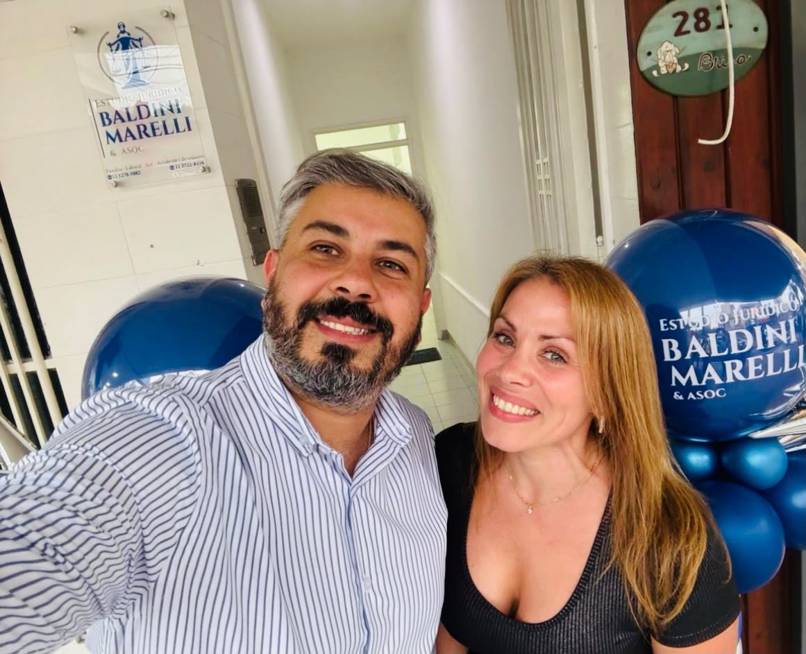 Abogados del Estudio Jurídico Baldini Marelli en la entrada del estudio